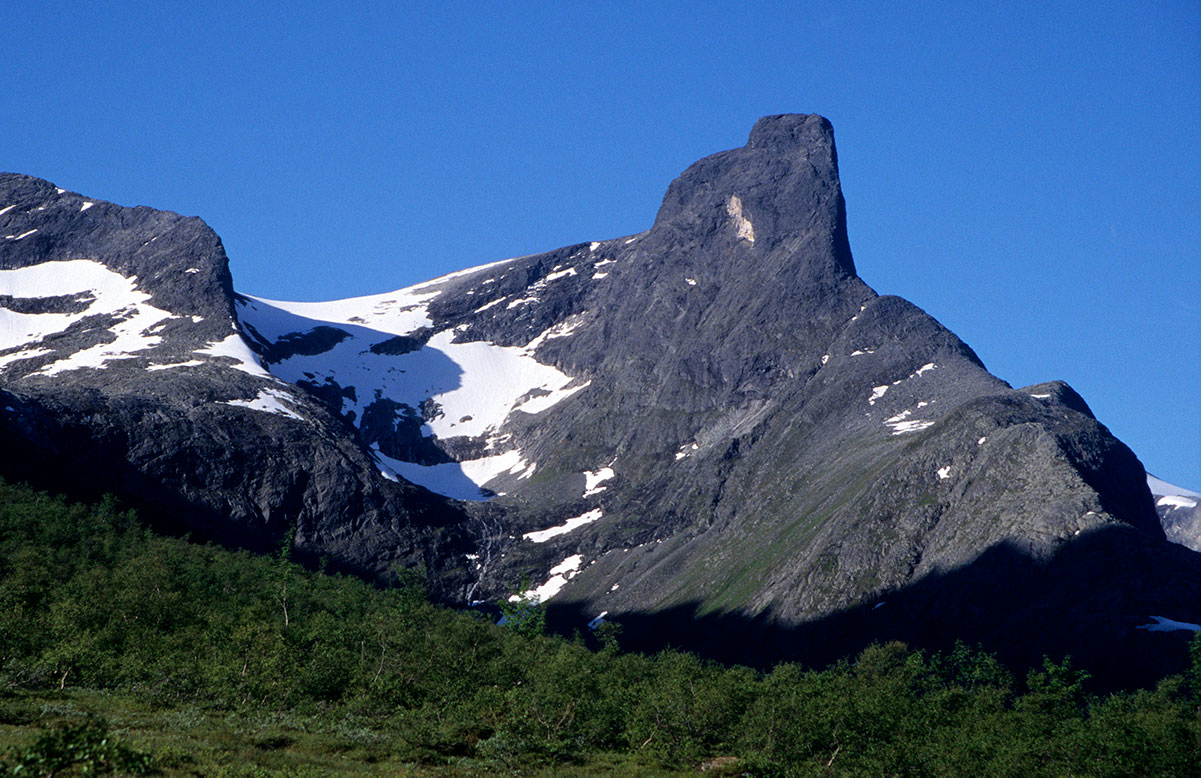 Romsdalshorn fra Venjesdalen. Foto: Iver Gjelstenli